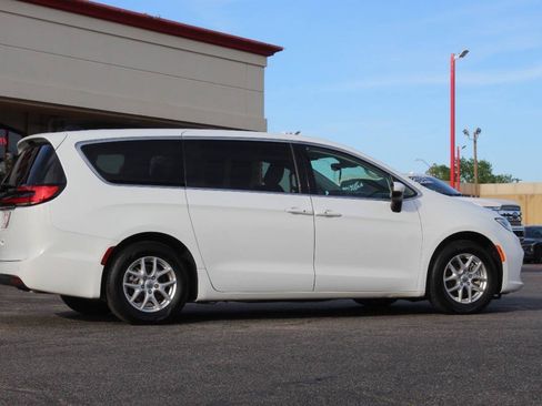 Used 2025 Chrysler Pacifica Select FWD image 3