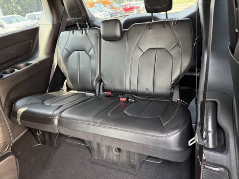 Used 2021 Chrysler Pacifica Touring-L w/ Uconnect Theater Family Group AWD/4WD image 7
