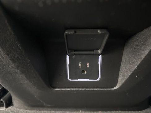 Used 2025 Chevrolet Suburban LT image 27