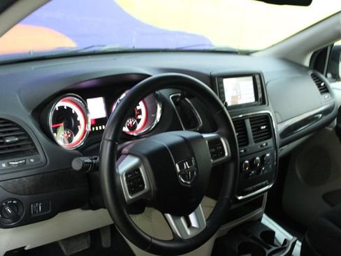 Used 2019 Dodge Grand Caravan SE w/ UConnect Hands-Free Group FWD image 12