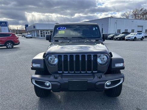 Used 2023 Jeep Gladiator Sport image 8