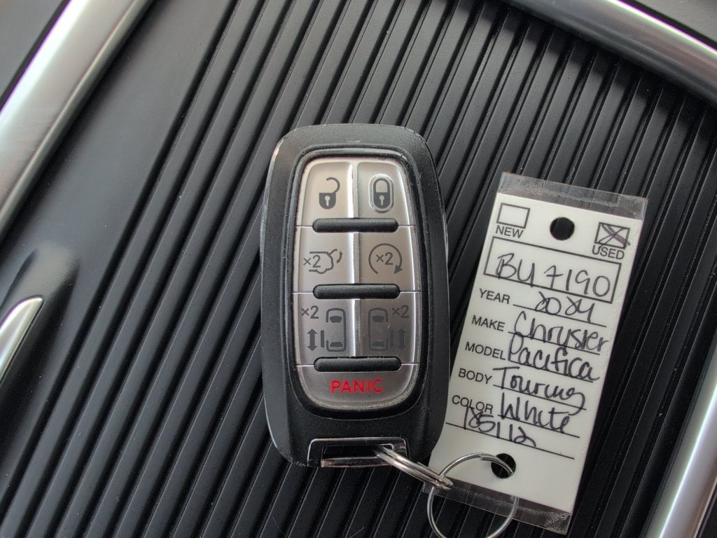 Used 2024 Chrysler Pacifica Touring-L FWD image 28