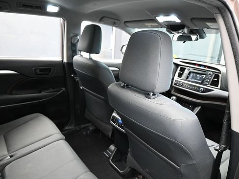 Used 2019 Toyota Highlander LE FWD image 40
