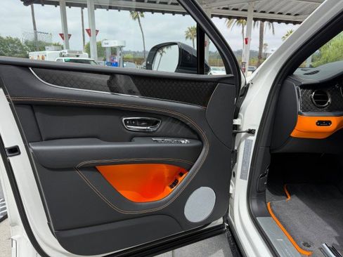 Used 2025 Bentley Bentayga AWD/4WD image 8