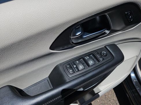 Used 2023 Chrysler Pacifica Touring-L FWD image 11