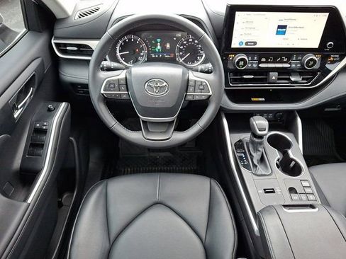 Used 2024 Toyota Highlander XLE FWD image 14