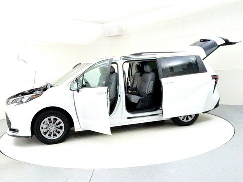 Certified 2024 Toyota Sienna XLE image 10
