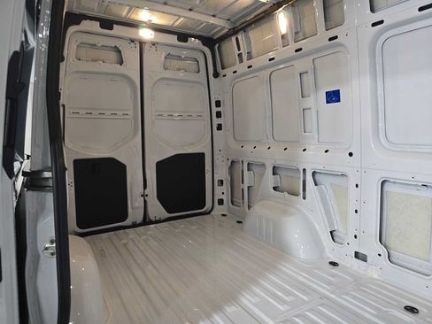 Used 2025 Mercedes-Benz Sprinter 2500 image 14