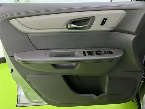 Used 2017 Chevrolet Traverse LT w/ Style and Technology Package FWD image 16