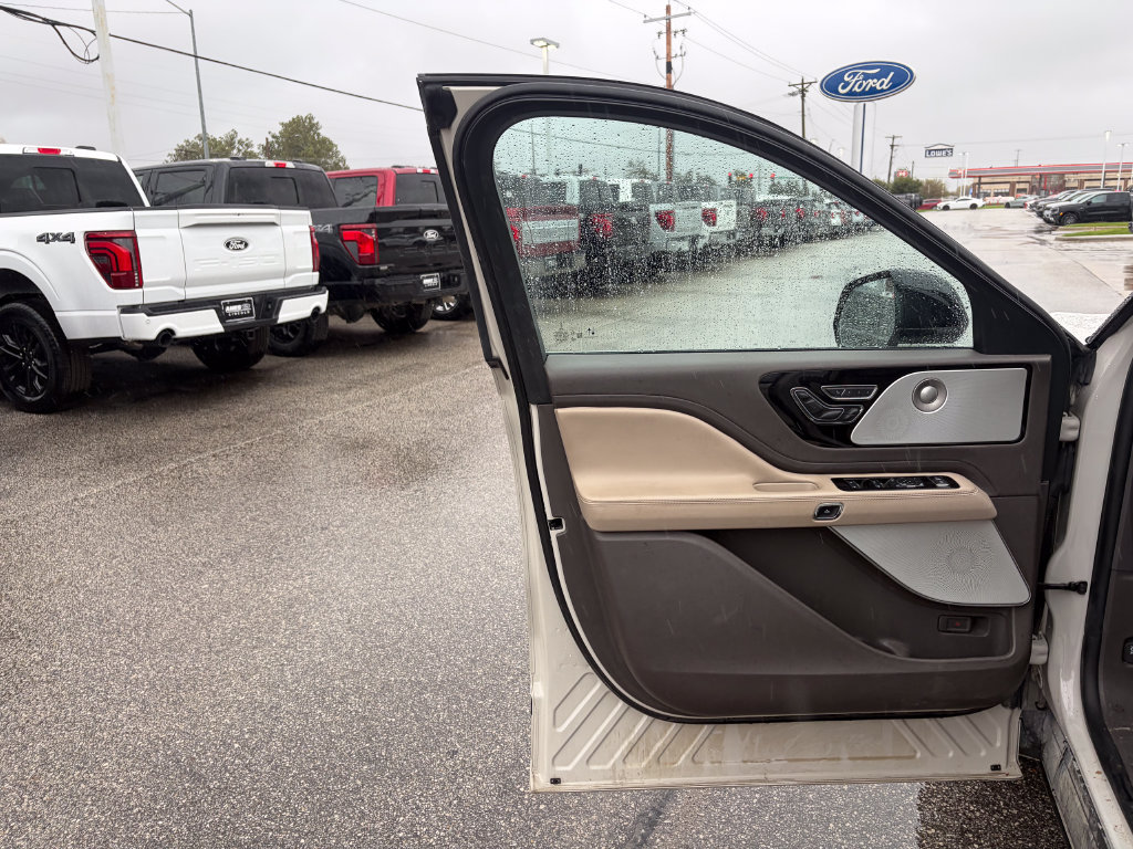 Used 2023 Lincoln Aviator Grand Touring w/ Equipment Group 301A AWD/4WD image 12