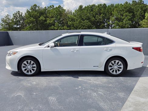 Used 2014 Lexus ES 300h w/ Luxury Package w/Bamboo Trim FWD image 2