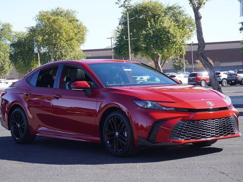 Used 2025 Toyota Camry SE image 4