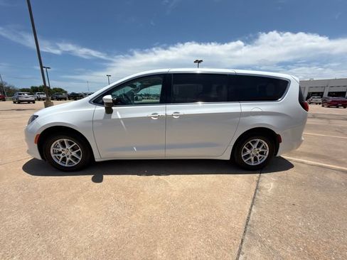 Used 2023 Chrysler Voyager LX FWD image 10
