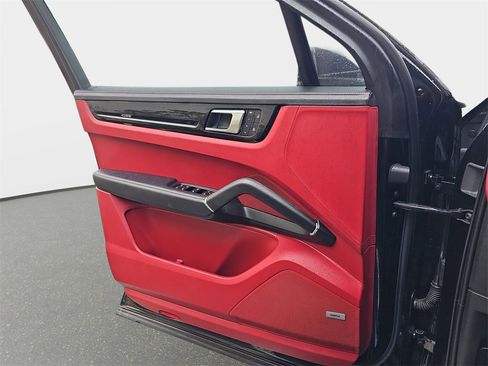 Used 2022 Porsche Cayenne image 31