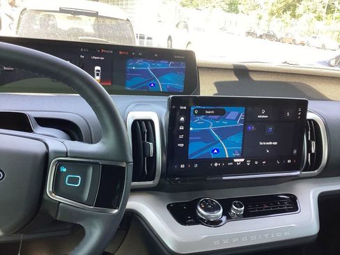 Used 2025 Ford Expedition Active RWD image 4