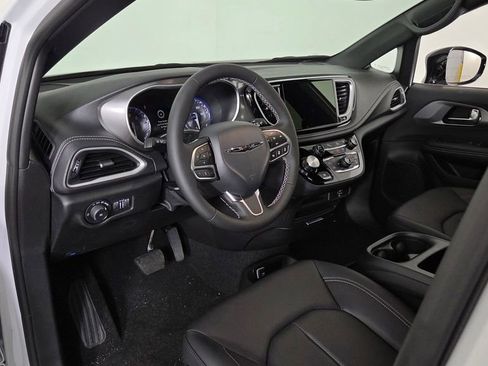 New 2026 Chrysler Pacifica Select image 15