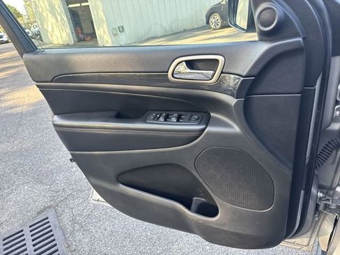 Used 2017 Jeep Grand Cherokee Laredo image 25