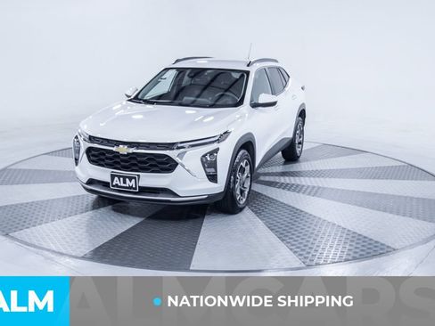 Used 2025 Chevrolet Trax LT FWD image 2