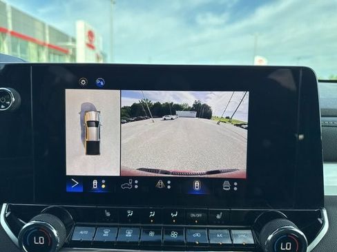 Used 2023 Chevrolet Colorado LT w/ LT Convenience Package III AWD/4WD image 31