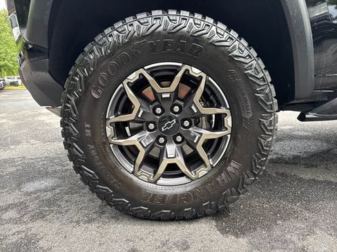 Used 2025 Chevrolet Colorado ZR2 w/ Technology Package AWD/4WD image 13