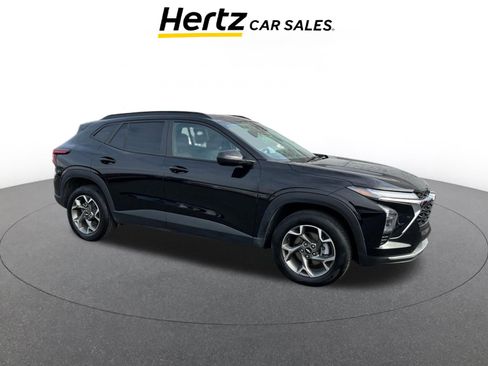 Used 2025 Chevrolet Trax LT image 1