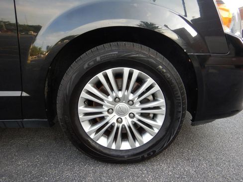 Used 2015 Chrysler Town & Country Touring-L w/ Driver Convenience Group FWD image 27