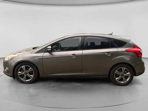 Used 2014 Ford Focus SE w/ SE Sport Package FWD image 2