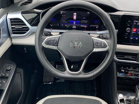 Used 2025 Volkswagen Taos SE image 5