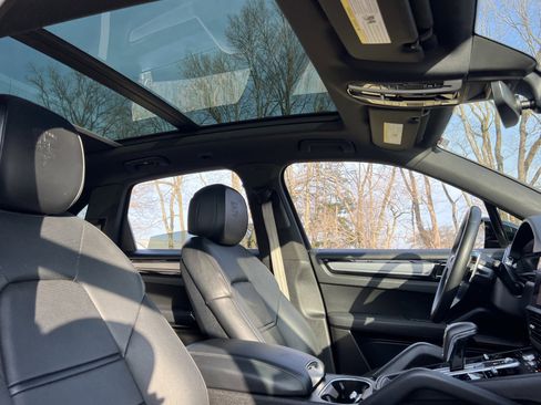 Certified 2023 Porsche Cayenne Platinum Edition image 19