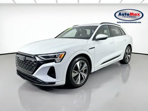 Used 2024 Audi Q8 e-tron Premium image 5