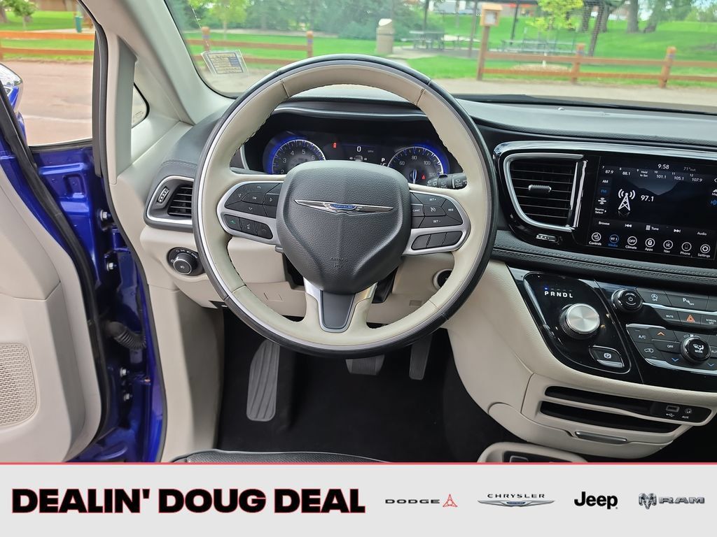 Used 2020 Chrysler Pacifica Limited FWD image 14