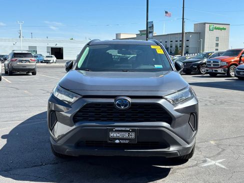 Used 2020 Toyota RAV4 LE AWD/4WD image 2