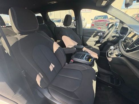 Certified 2023 Chrysler Pacifica Touring image 31