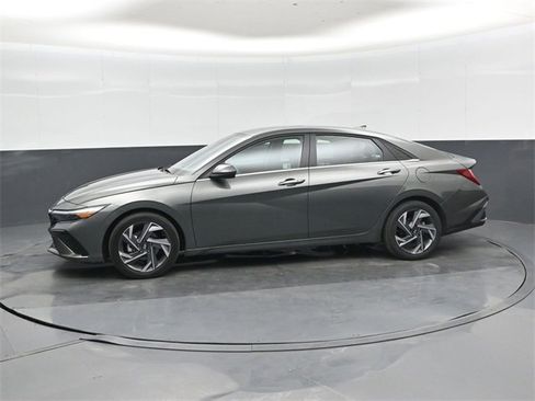 Used 2025 Hyundai Elantra SEL image 7