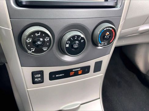 Used 2013 Toyota Corolla LE image 30