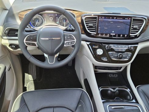 New 2024 Chrysler Pacifica Limited w/ Uconnect Theater Family Group image 27