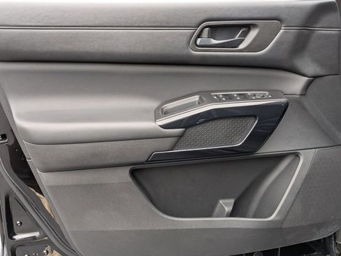 Certified 2025 Nissan Pathfinder SV image 12