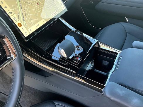 Used 2025 Land Rover Range Rover Sport SE image 14