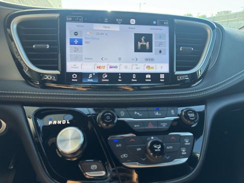New 2027 Chrysler Pacifica Select AWD/4WD image 9