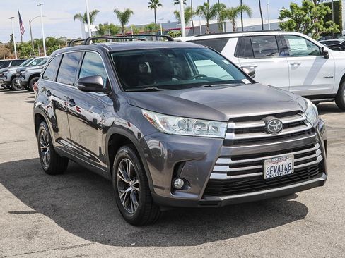 Used 2018 Toyota Highlander Plus FWD image 3
