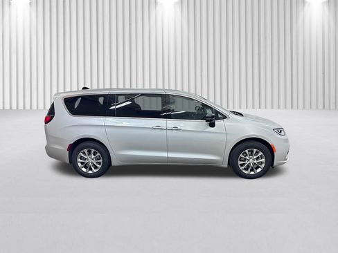 New 2026 Chrysler Pacifica Select image 3