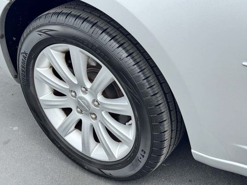 Used 2011 Chrysler 200 Touring FWD image 19
