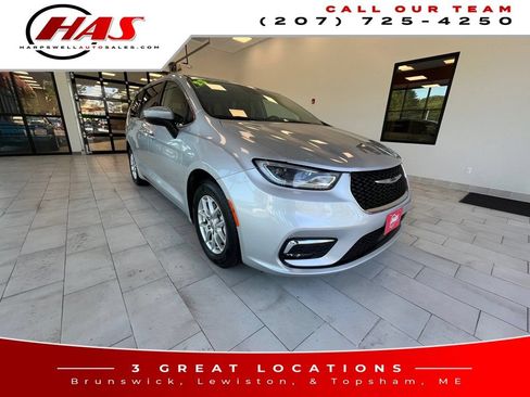 Used 2023 Chrysler Pacifica Touring-L FWD image 8