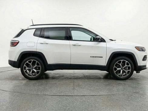 Used 2025 Jeep Compass Limited image 11