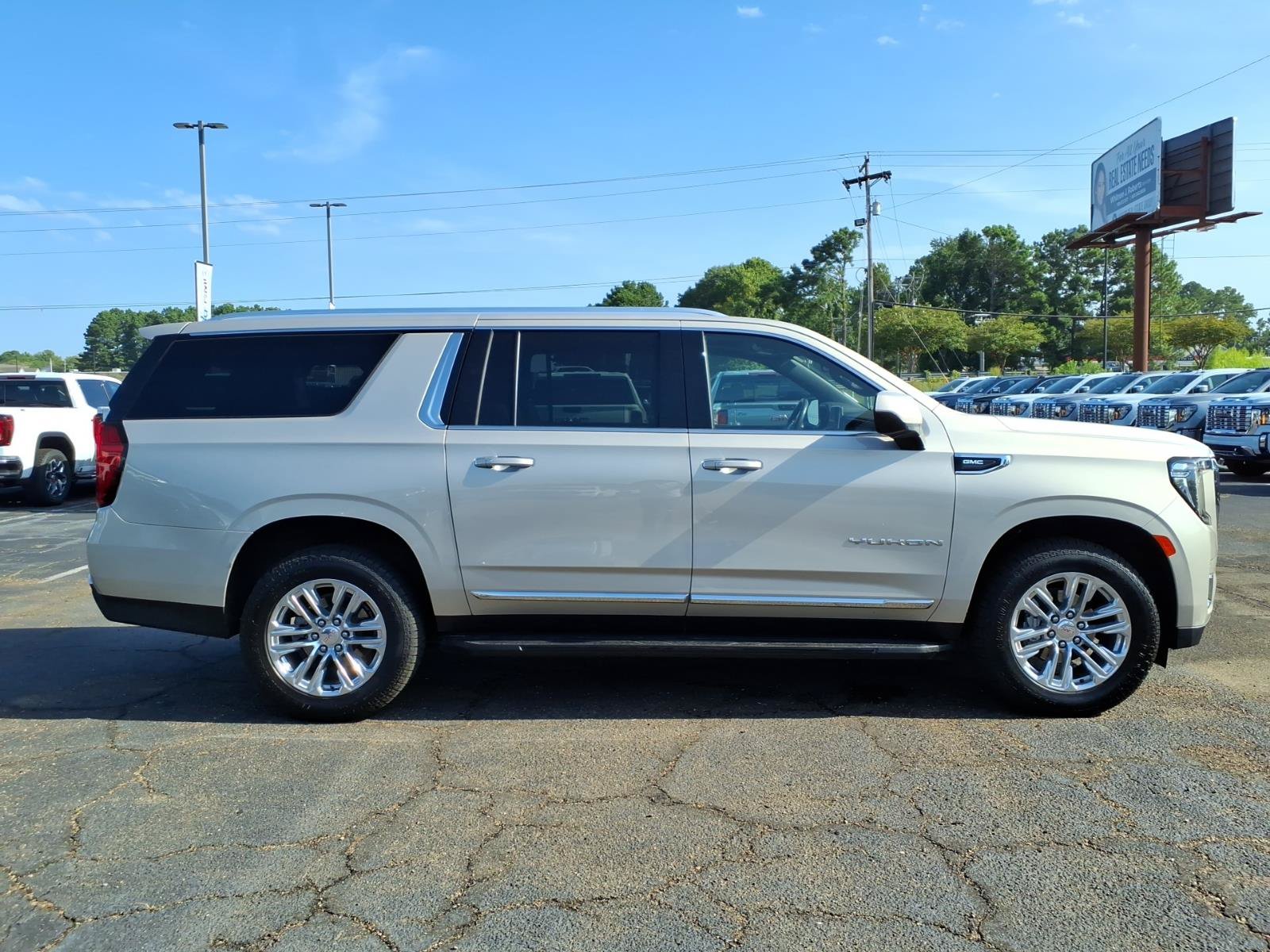 Used 2023 GMC Yukon XL SLT RWD image 3