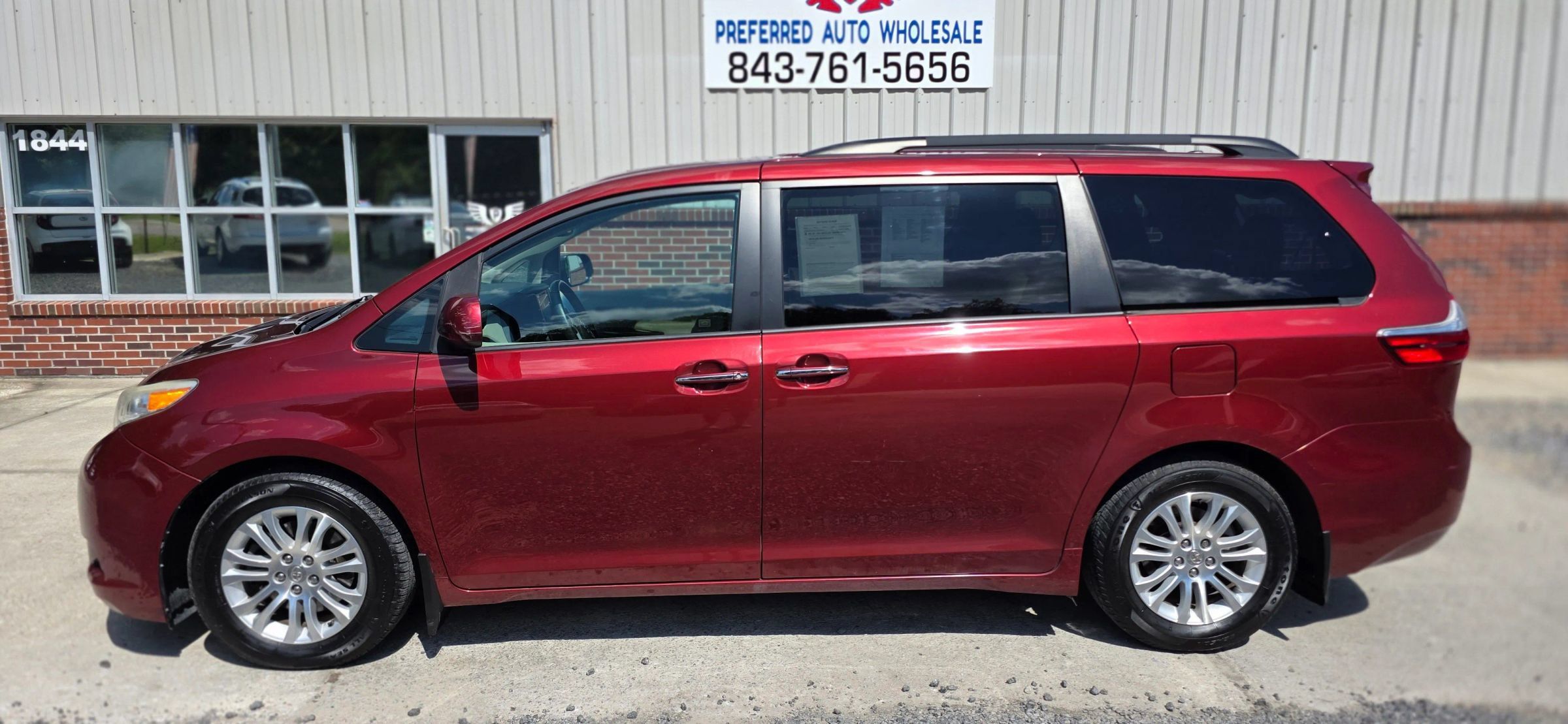 Used 2016 Toyota Sienna XLE w/ XLE Navigation Package FWD image 3