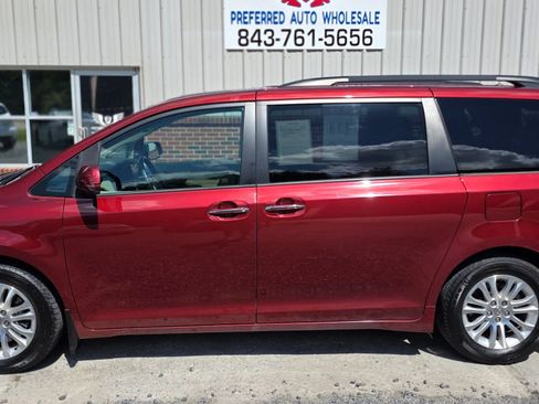 Used 2016 Toyota Sienna XLE w/ XLE Navigation Package FWD image 3