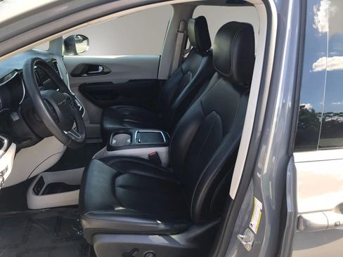 Used 2023 Chrysler Pacifica Touring-L FWD image 2