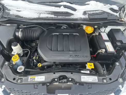 Used 2019 Dodge Grand Caravan SXT image 17