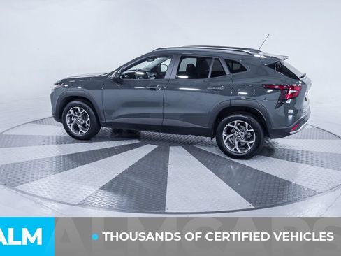 Used 2025 Chevrolet Trax LT FWD image 4